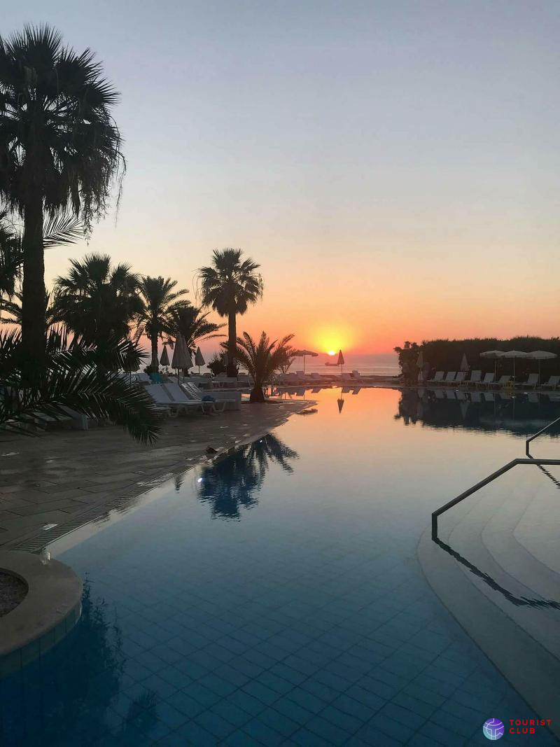 Venus Beach Hotel - фото отеля