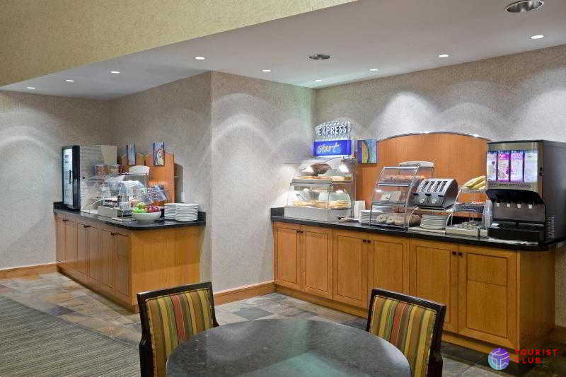 Holiday Inn Express Vancouver Airport-Richmond - фото отеля