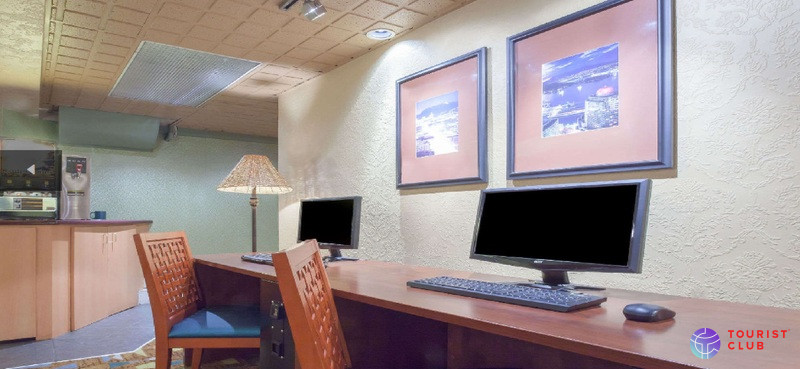 Howard Johnson Vancouver - фото отеля