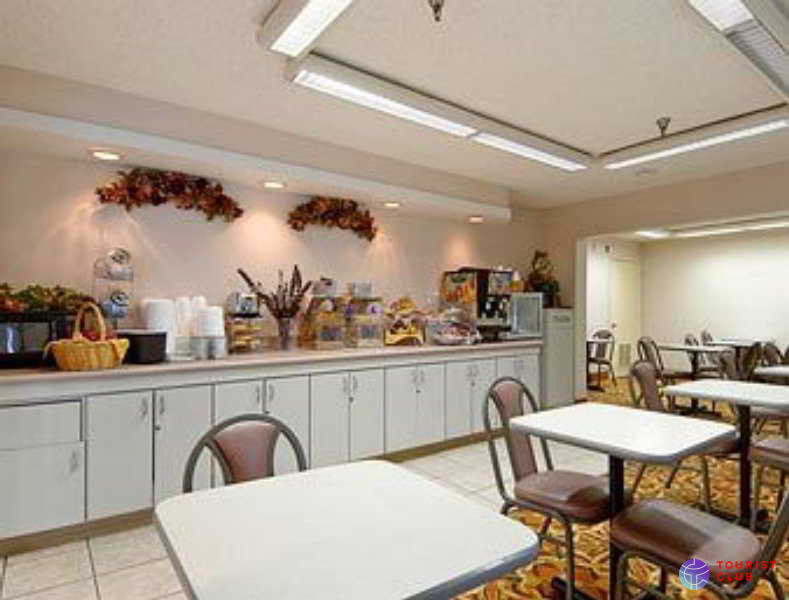 Super 8 by Wyndham Orlando Near Florida Mall - фото отеля