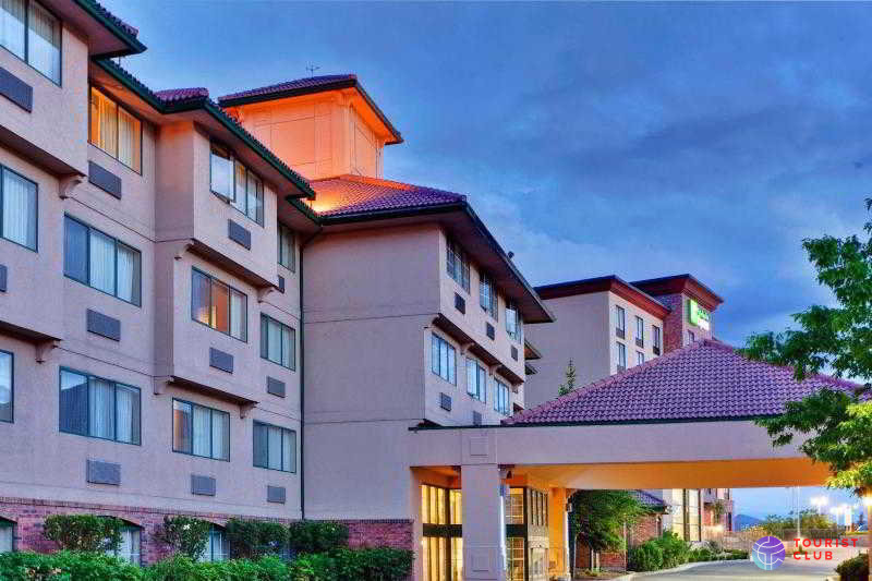 Kanata Kelowna Hotel and Conference Centre - фото отеля